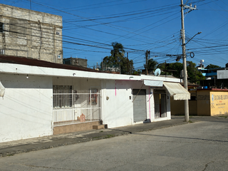 Casa en venta en esquina con locales