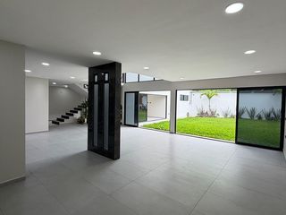Residencia de lujo en Coatepec con amplio jardín, doble altura y recámara en PB