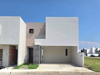 Casa en Venta con Recámara en Planta Baja, Lomas del Dorado