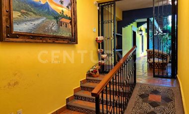CASA EN VENTA, AMPLIA ESTILO COLIMOTA , ACABADOS ACABADOS EN MADERA DE LUJO.