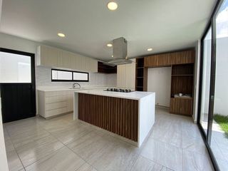 Casa con acabados de lujo a 10 min. de Galerías Metepec