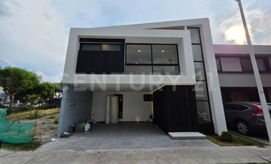 Casa en venta- Parque Yucatán. en Lomas de Angelópolis III
