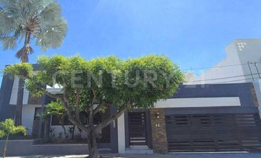 Casa en Venta en Jardines Vista Hermosa, Colima.