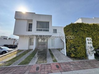 Departamento dúplex en venta en El Mirador con alberca y acceso controlado RAH1530