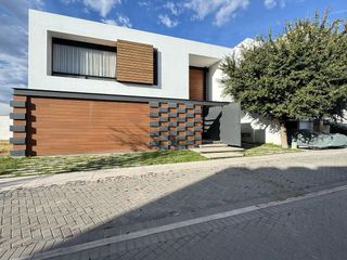 Residencia con rooftop en Tierra Verde | 3 recámaras con vestidor y baño, 400 m²