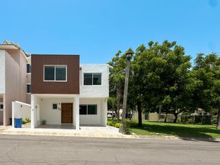 CASA CON ALBERCA Y PANELES EN RENTA