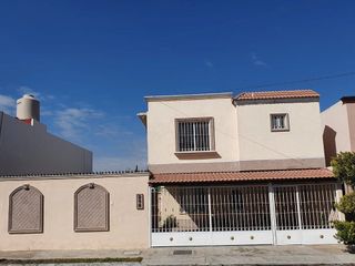 Espaciosa casa con terreno excedente y palapa en Lomas del Valle II