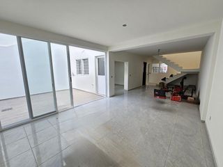 Casa remodelada en renta para OFICINAS EXCLUSIVAMENTE en Jardines del country