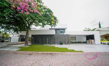 CASA DE LUJO EN VENTA EN JARDINES DEL LAGO, AGUASCALIENTES, CON ALBERCA Y TERRENO DE 1,130 M²