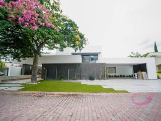 CASA DE LUJO EN VENTA EN JARDINES DEL LAGO, AGUASCALIENTES, CON ALBERCA Y TERRENO DE 1,130 M²