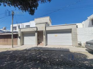 Casa en Renta en Carretas ¡Uso comercial y habitacional! A una cuadra de los arcos