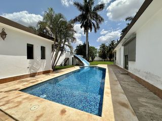 Casa de un piso con paneles solares en venta en Cholul, Mérida, Yucatán.