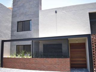 Hermosa y moderna  casa en renta 4 recs, 4.5 baños , jardin, est 4 autos