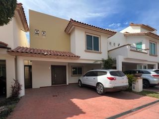 En Renta en Puerto de Hierro a un costado del Tec MTY
