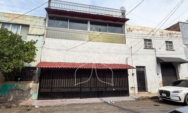 PROPIEDAD EN VENTA IDEAL PARA OFICINA O USO COMERCIAL, COLONIA LA PERLA, GDL.