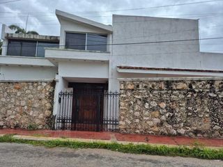Casa en Itzimná de dos plantas en esquina ideal para casa u oficina