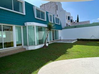Casa en Renta con 4 recámaras y vigilancia, en Lomas de Bellavista