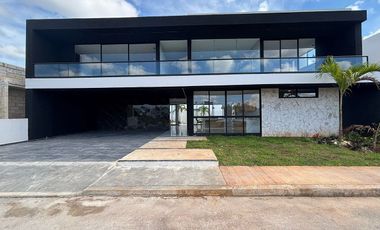 Casa con alberca a estrenar en privada residencial Conkal