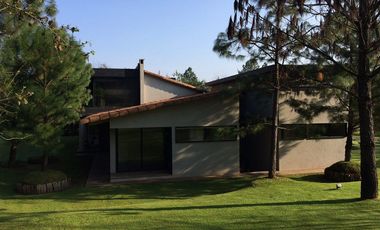 CASA EN VENTA/ RENTA CON BOSQUE PRIVADO EN VALLE DE BRAVO
