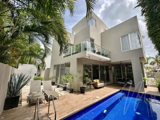 Casa en Venta en Cancun, Cumbres en esquina frente a jardín