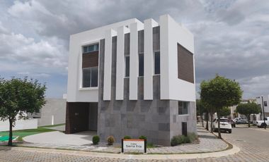 En Venta casa nueva muy amplia en Fraccionamiento Lomas de Angelópolis 3 cascastta