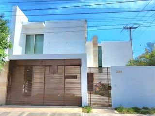 Renta Casa 3 Recamaras con piscina Montes de Ame sin muebles