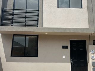 Casa en Venta de 2 Recámaras estilo Townhouse cerca de Periferico-VW y Puerta 3