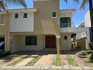 Casa en Renta dentro de Coto en Valle Real