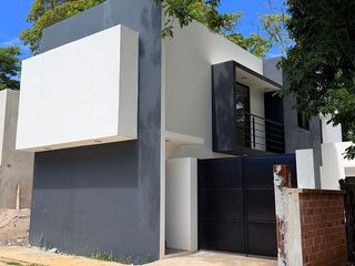 Casa moderna con recámara en planta baja, amplia terraza con vista a área verde