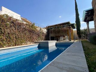 Hermosa casa de un piso con alberca y jacuzzi