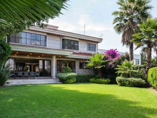 CASA EN BOSQUES DE LAS LOMAS CON HERMOSO JARDIN