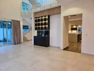 Residencia en Sierra Alta Casa en esquina con amplias áreas verdes