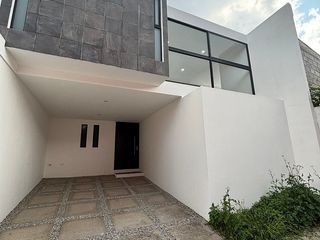 Casa moderna de 3 niveles con roof garden y sala de TV en Banderilla