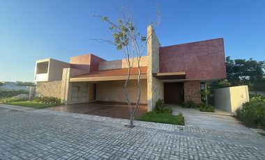 Venta Casa en Temozon Norte en Privada Soluna
