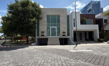 VENDO CASA EN EL FRACCIONAMIENTO LA CIMA.