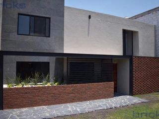 Casa en Renta en Álamos 3ra Sección | 4  Recámaras, Jardín y Cochera para 4 Autos
