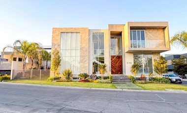 RESIDENCIA EN ESQUINA EN VENTA EN VILLA VERONA, ZAPOPAN