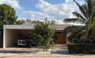 EN VENTA CASA DE 1 PLANTA EN LA REJOYADA CON PANELES SOLARES, KOMCHEN YUCATÁN