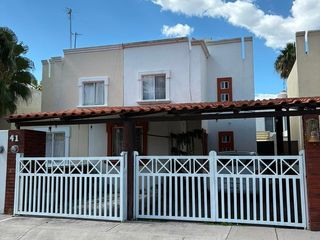 SE VENDE CASA EN RANCHO SANTA MÓNICA
