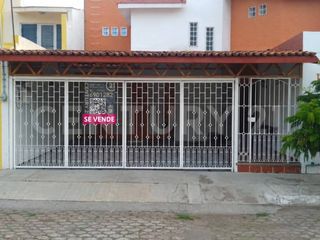 CASA EN VENTA EN JARDINES VISTA HERMOSA, COLIMA