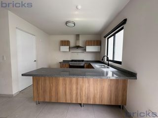 Casa en Renta en El Mirador | Amplio Jardín, 3 Recámaras y Amenidades