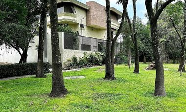 CIUDAD SATELITE  EN PRIVADA CASA CON JARDÍN EN VENTA
