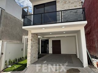 Casa en venta en La Trinidad, Coatepec – Jardín, recámara en PB y roof garden