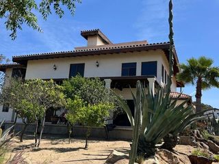 Casa con terreno de 8,000 m² en Tecate, B. C.