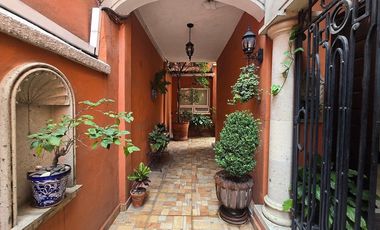 ¡Casa en Condominio Totalmente Remodelada en el Corazón de la Del Valle Centro!