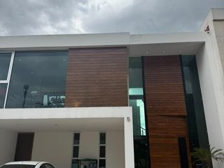 CASA AMUEBLADA Y AUTOMATIZADA EN RENTA