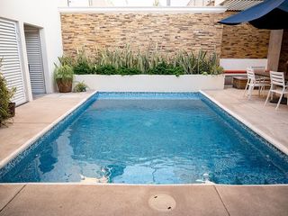 CASA REMODELADA Y TOTALMENTE EQUIPADA CON GIMNASIO, ALBERCA, TERRAZA Y FIRE PIT