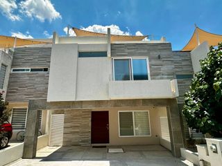 CASA EN RENTA ZIBATA 4 RECAMARAS PRIVADA SEGURIDAD ALBERCA
