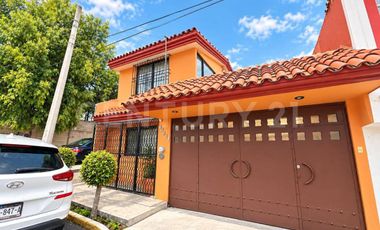 EXELENTE CASA EN ESQUINA , A UNA CALLE DEL BULEVAR ESTEBAN DE ANTUÑANO