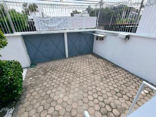 CASA EN RENTA SOBRE AVENIDA EN TECAMACHALCO A UNOS MINUTOS DE UNIVERSIDAD ANAHUAC (USO DE SUELO DE OFICINAS)